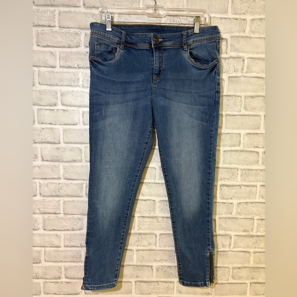 Nuom Classic Denim Skinny Jeans for Women size 34/14, zippered cuff